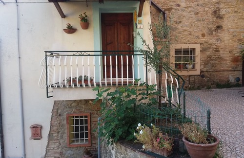 Chianni Casa | casa en el pueblo histórico en las colinas toscanas