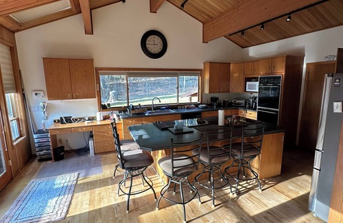 Carson Casa | House in the Mountains w/ hot tub, sauna, pool table and more !!