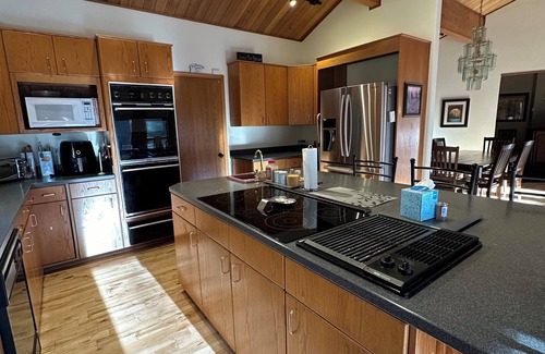 Carson Casa | House in the Mountains w/ hot tub, sauna, pool table and more !!