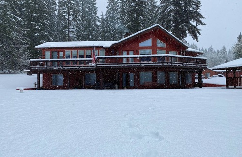 Carson Casa | House in the Mountains w/ hot tub, sauna, pool table and more !!