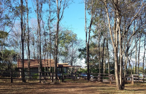 Delfinopolis Cabaña | Casa en el bosque, rodeada por el Río Grande y vista deslumbrante de la puesta del sol.