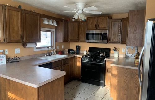 Geneva Casa | House minutes from wineries, Spire, Lake Erie, GOTL