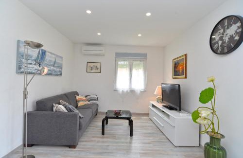 Valdebek Casa | House Mirna 2177