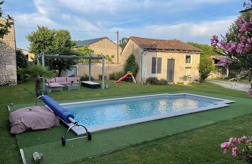 Roullet-Saint-Estephe Casa | House near Angoulême with heated swimming pool