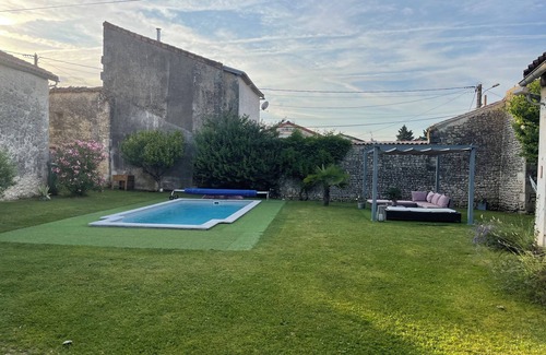 Roullet-Saint-Estephe Casa | House near Angoulême with heated swimming pool