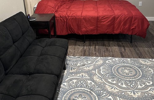 Hays Casa | House near water park, Larks, college, downtown