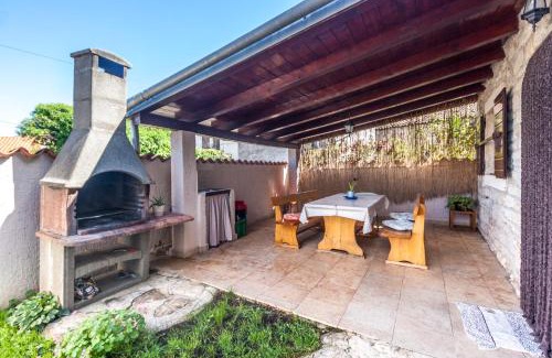 Mali Vareski Casa | House Nicol - Authentic Istrian holiday home with terrace and garden near the Sea