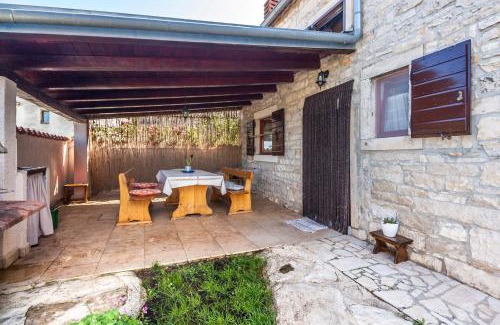 Mali Vareski Casa | House Nicol - Authentic Istrian holiday home with terrace and garden near the Sea