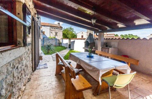 Mali Vareski Casa | House Nicol - Authentic Istrian holiday home with terrace and garden near the Sea