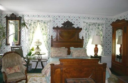 Mystic Cama Y Desayuno | House of 1833 Bed & Breakfast & Gardens