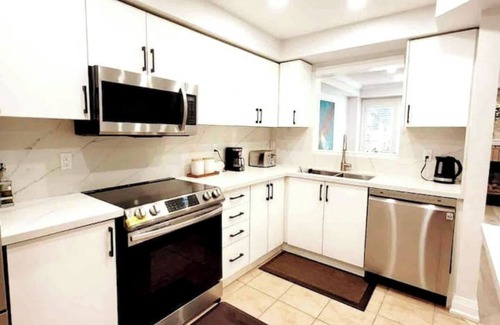 West Oak Trails Casa | House of 3 Beds -3 Washroom - King Bed- Kids Crib- 85’ TV- Workspace
