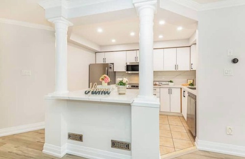 West Oak Trails Casa | House of 3 Beds -3 Washroom - King Bed- Kids Crib- 85’ TV- Workspace