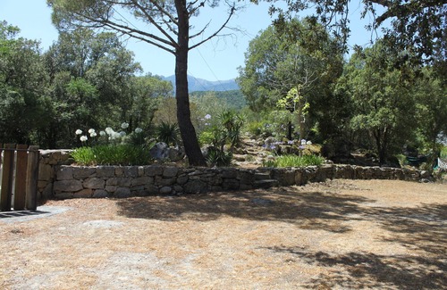 Isolaccio-di-Fiumorbo Casa | Casa de carácter en jardín cerca de mar y río
