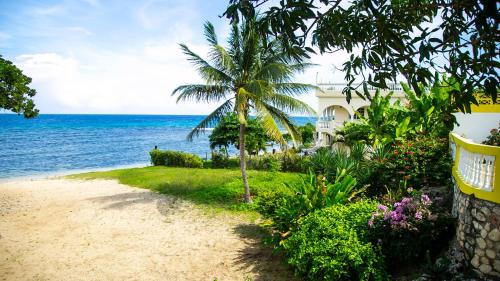 Runaway Bay Casa | House of Erabo