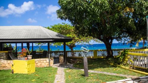 Runaway Bay Casa | House of Erabo