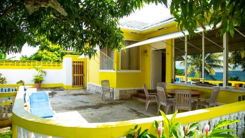 Runaway Bay Casa | House of Erabo