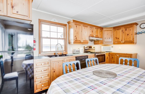 Virginia Cabaña | House of happiness! Cozy Waterfront cottage. Summer & winter lake activities!