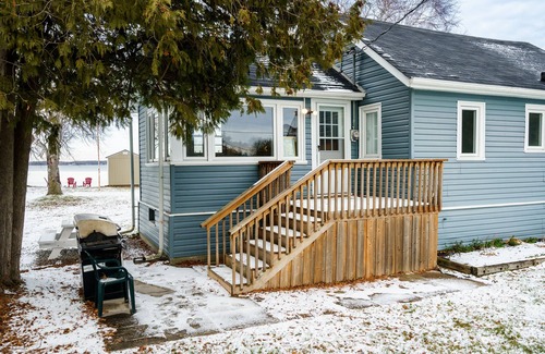 Virginia Cabaña | House of happiness! Cozy Waterfront cottage. Summer & winter lake activities!