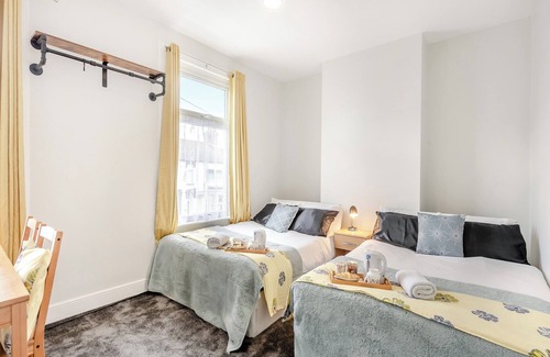 Lowestoft Cabaña | House of Light is a clean, bright and spacious accommodation set in the beautiful town Harwich.