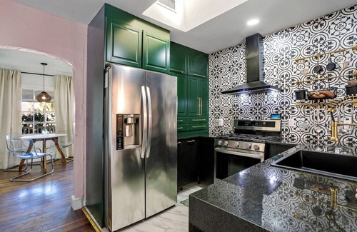 Poiciana Park II Casa | House of Lotus-Cottage house w/ tropical backyard & amenities- Near PBI & beach