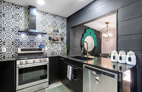 Poiciana Park II Casa | House of Lotus-Cottage house w/ tropical backyard & amenities- Near PBI & beach