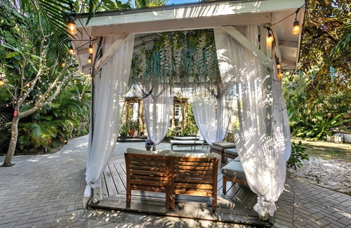 Poiciana Park II Casa | House of Lotus-Cottage house w/ tropical backyard & amenities- Near PBI & beach