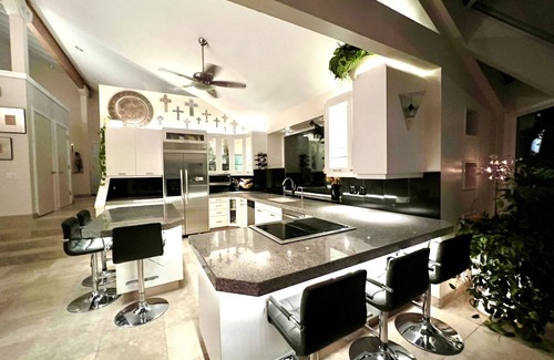 Salt Lake City Casa | House of Setting Sun! Views-HotTub-30min to ski-10min to SLC-Super Cool Design!