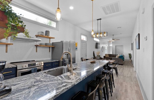 Tulane - Gravier Casa | House of Vibes