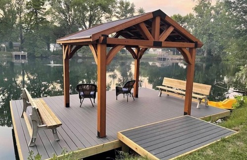 Greenwood Casa | House on 7 acre lake. Newly Renovated 3 Bed 2 Bath