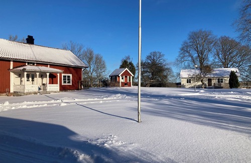 Vetlanda Municipality Casa | House on a farm, boat, fishing, barbecue, sauna by the lake. Electric vehicle chargers. Near the slalom slope.