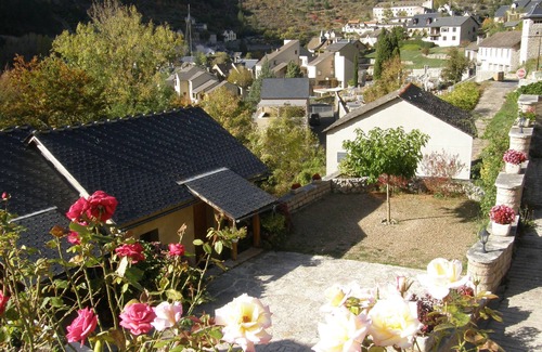 Sainte-Enimie Casa | House on the banks of the Tarn at Ste Enimie in the Gorges du Tarn