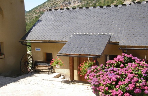 Sainte-Enimie Casa | House on the banks of the Tarn at Ste Enimie in the Gorges du Tarn