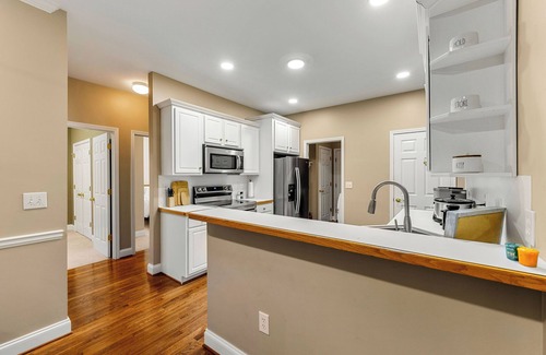 Gainesville Casa | House on Lake Lanier with Dock and King Bd,10min from restaurants