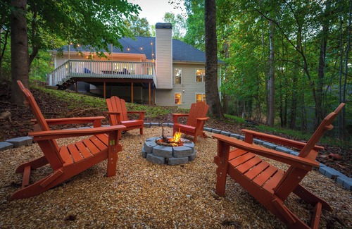 Gainesville Casa | House on Lake Lanier with Dock and King Bd,10min from restaurants