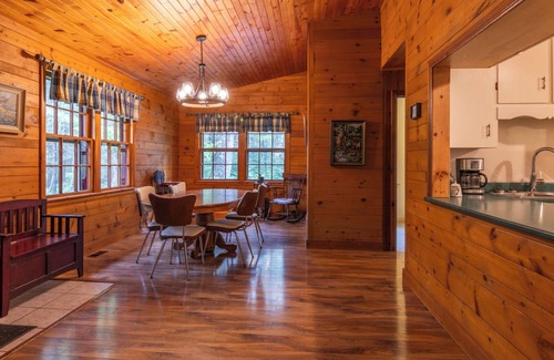 Kemptville Casa | House on lake w/ Hot Tub & Sauna