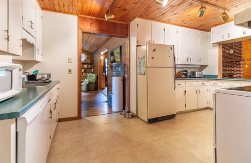 Kemptville Casa | House on lake w/ Hot Tub & Sauna