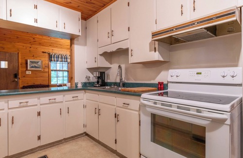 Kemptville Casa | House on lake w/ Hot Tub & Sauna