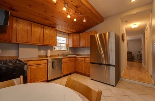 Highland Falls Casa | House on the Babbling Brook- Quiet 2BR + King Bed!