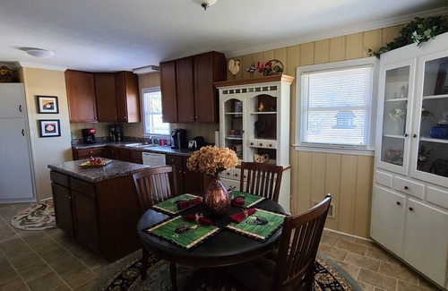 Zebulon Casa | House on the Hill , 5 beds, 2 baths, 2 living rooms, close to downtown Zebulon