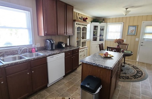 Zebulon Casa | House on the Hill , 5 beds, 2 baths, 2 living rooms, close to downtown Zebulon