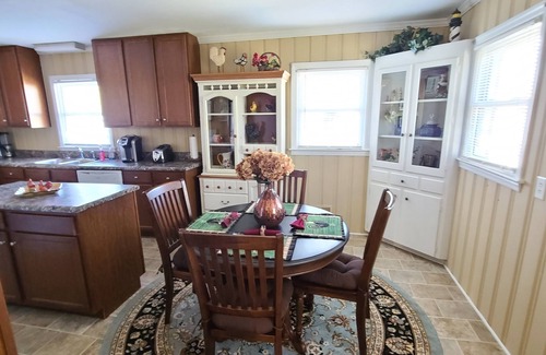 Zebulon Casa | House on the Hill , 5 beds, 2 baths, 2 living rooms, close to downtown Zebulon