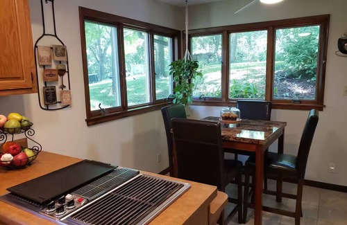 Savanna Casa | House On the Hill Charming 3-bedroom house with Rec Room, in lovely Savanna
