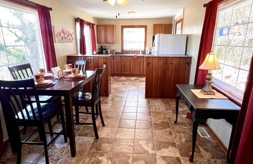Branson Cabaña | "House on the Rock" Romantic Cottage Getaway w/ Hot Tub and Fireplace!!