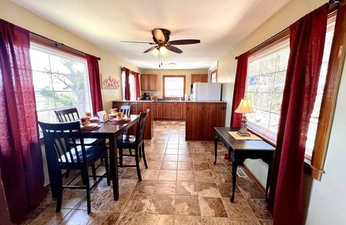 Branson Cabaña | "House on the Rock" Romantic Cottage Getaway w/ Hot Tub and Fireplace!!