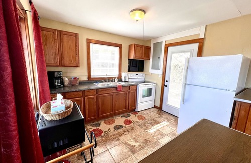 Branson Cabaña | "House on the Rock" Romantic Cottage Getaway w/ Hot Tub and Fireplace!!