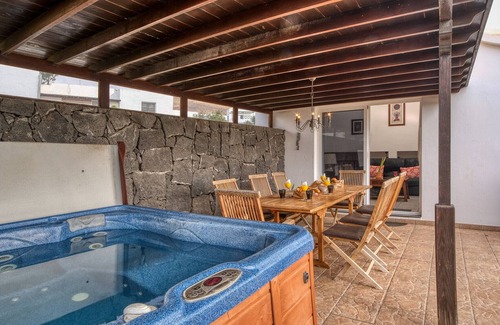 Tias Chalet De Esquí | Casa Paraíso - Piscina Privada, Jacuzzi, Air-con y BBQ