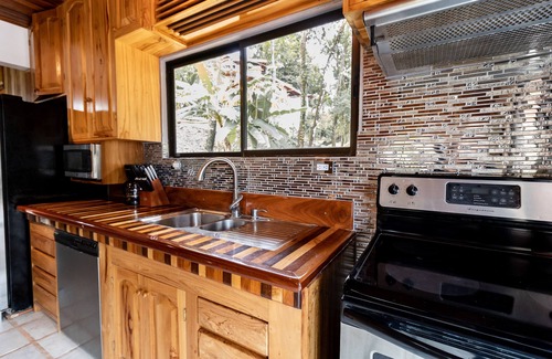El Cerro Casa | Private House with Pool into jungle trail to famous Playa la Macha