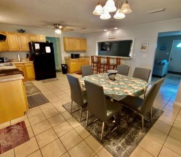 Kiska Beach Villa | HOUSE Private Pool WALK TO BEACH Golf Cart Rental