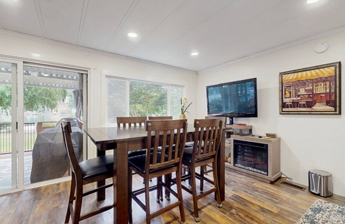 Shelton Casa | House right on the lake w/ hot tub, kayak, SUP & games - great location