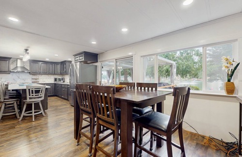 Shelton Casa | House right on the lake w/ hot tub, kayak, SUP & games - great location